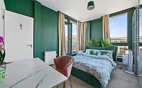 Luxury 2 Bedroom Penthouse In Chertsey